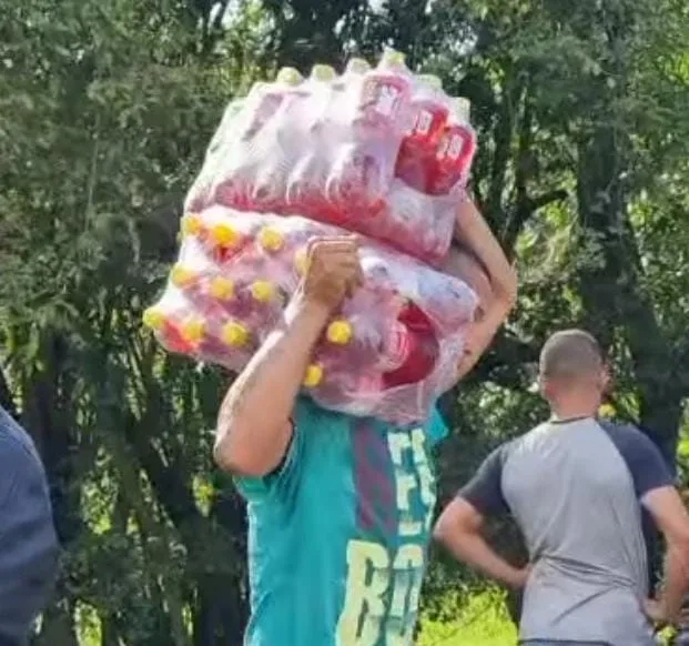 Terminó volcándose y "dejando la mercancía votada".