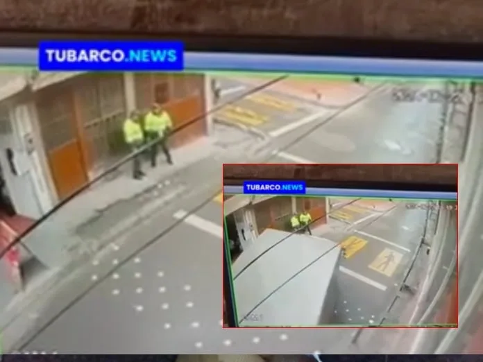 Camión pierde el control y arrolla a dos uniformados frente a una vivienda en Kenneddy, Bogotá