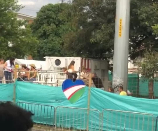 Contratista habría armado su propio palco para ver el Salsódromo en medio de las obras de entamboramiento de la Autopista Sur.