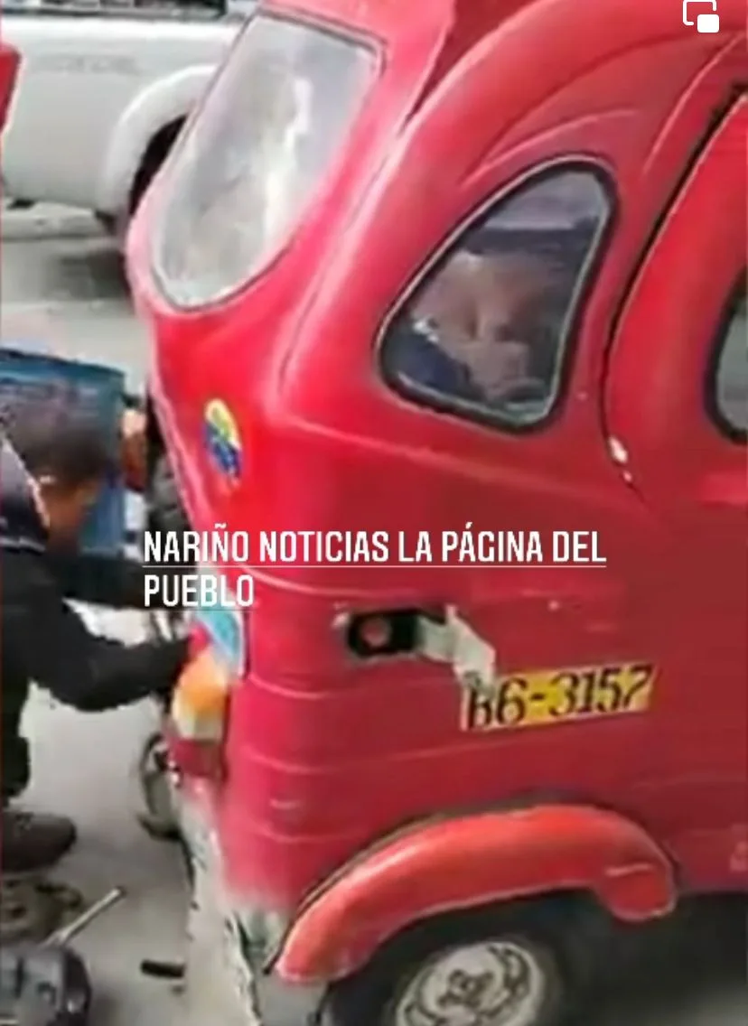 pareja moto carro