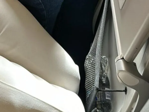 Sillas pequeñas que ni caben los pasajeros, y en otros vuelos dejan a la gente "tirada".