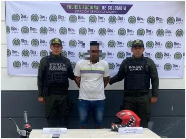 «Atemorizaba disparando a los negocios que no pagaban»: Capturado alias ‘El Negro’ en Bogotá