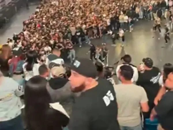 Batalla campal en Movistar Arena.
