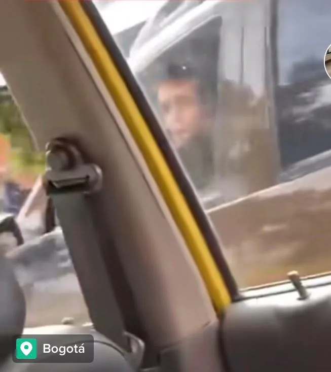 taxista hablando por celular