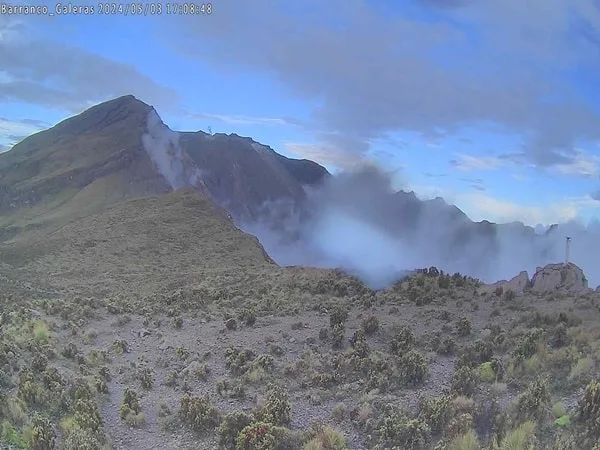 Los sismos asociados a fractura de roca se localizaron de manera dispersa, a distancias entre 0.1 y 16 km, profundidades entre 1.0 y 16 km con respecto a su cima (4200 m s.n.m.)