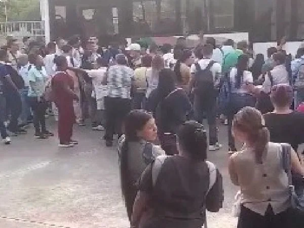 Operario de mantenimiento atrapado en bus de Transmetro.