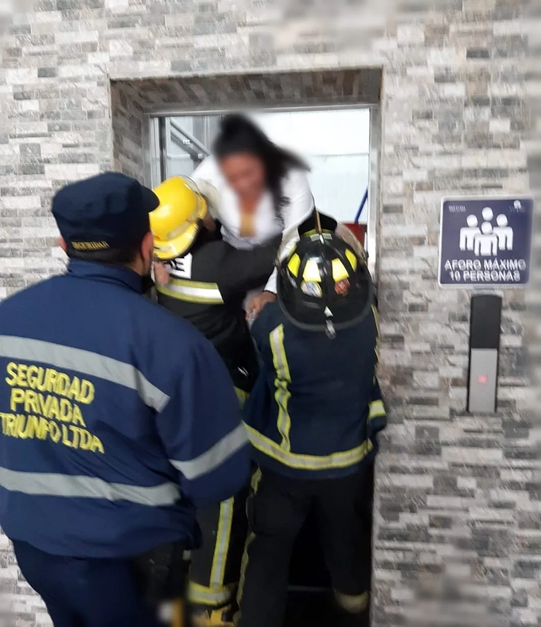 Los Bomberos rescataron a la mujer que quedó atrapada en un ascensor, cuando la ciudadana usaba el artefacto en un Hotel en Ipiales