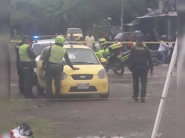 El taxista Raúl le habría disparado a su pareja, y luego se hirió a si mismo: los hallaron en el taxi en Cali