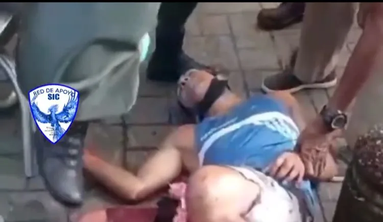 Al hombre lo socorrieron, pero iba muy grave, reportaron testigos. Imagen: captura video vía vía Red de Apoyo SIC. Buenaventura