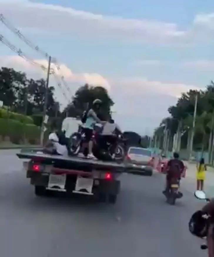 Pudo terminar mal: persecución, montados en la grúa intentando bajar las motos en Pance, Cali