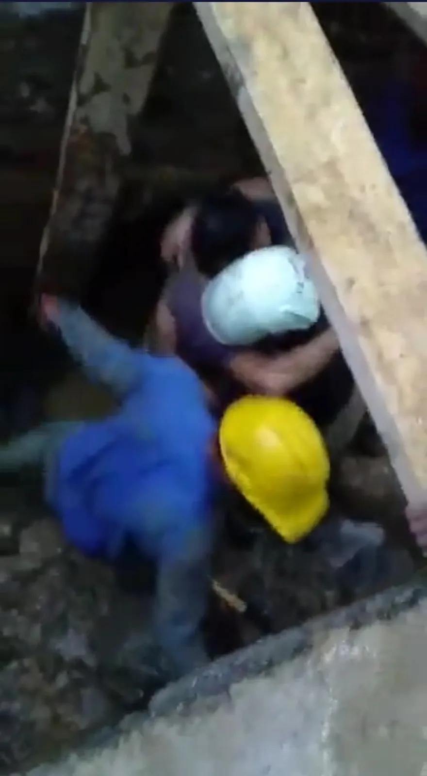 Bomberos de Popayán rescataron a un hombre que quedó atrapado en una obra en el barrio La Esmeralda