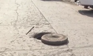 Preocupación en el barrio Obrero, personas salen de una alcantarilla con herramientas, "no son indigentes
