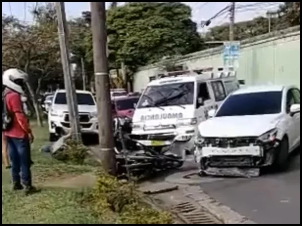 Heridos en el suelo, parachoques en un poste: una moto y camioneta chocaron en el sur de Cali