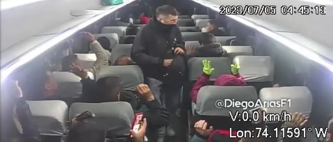 Ladrones se subieron en un bus en Bogotá y "robaron 28 pasajeros", ahora los están 'boleteando'