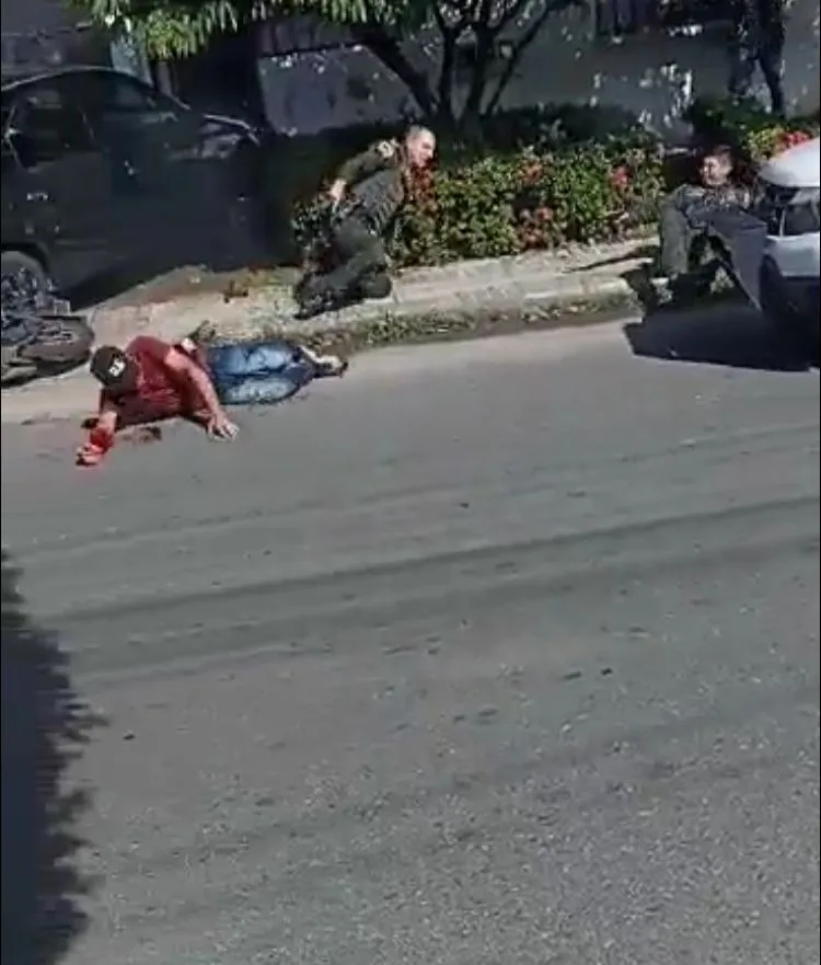 La gente intentó salvar a la mujer y la policía disparó al agresor cuando el hombre casi mata a un uniformado