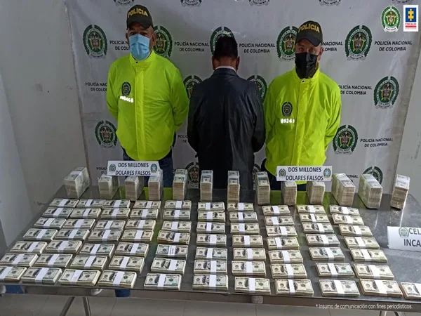En vías de Nariño atraparon a Luis quien llevaba 2 millones de dólares falsos impresos en Ecuador.