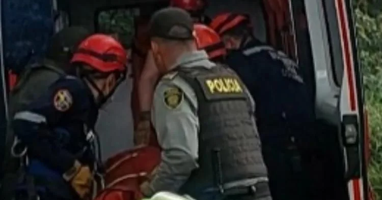 Un grupo de deportistas se encargaron de pedir ayuda al cuadrante de Pichindé, quienes al ver las condiciones del terreno recurrieron a la ayuda de bomberos. 