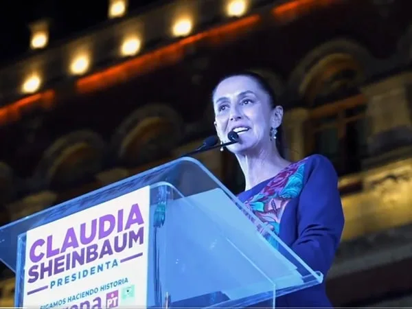 "No llego sola, llegamos todas, con nuestras heroínas que nos dieron patria, con nuestras ancestras", dijo Claudia Sheinbaum, tras la victoria