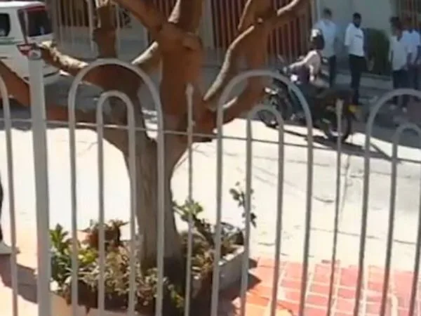 Conduciendo una moto se le acercó a los estudiantes y los robó, en Barranquilla