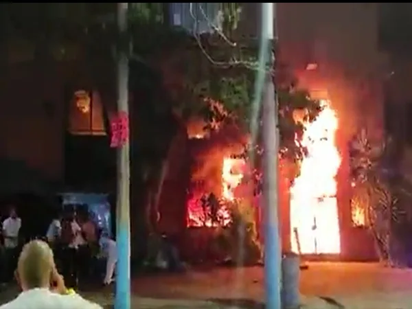 Emergencia en antigua vía a Yumbo por voraz incendio en fábrica de colchones