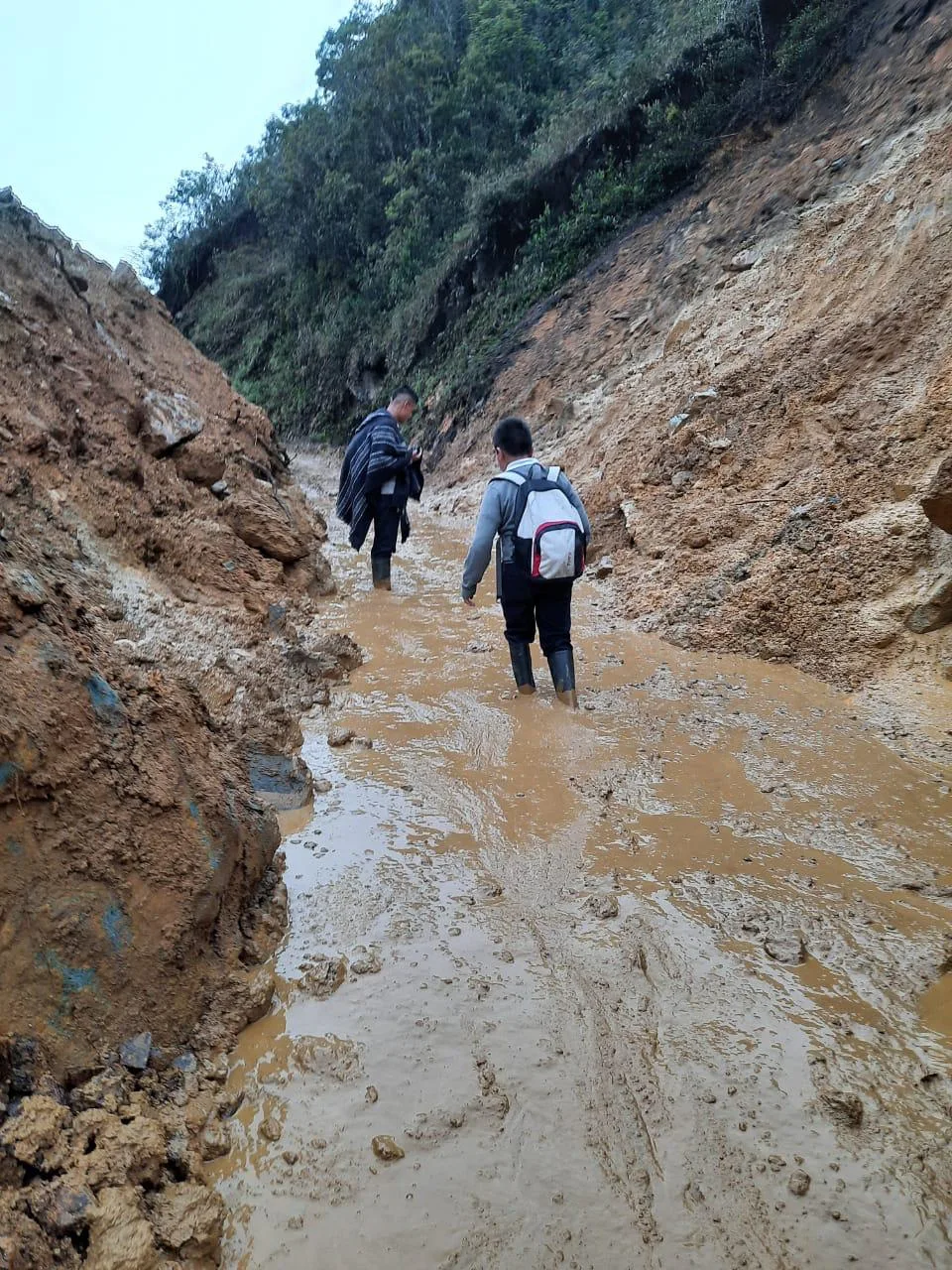 Guachaves vías intransitables con la lluvia