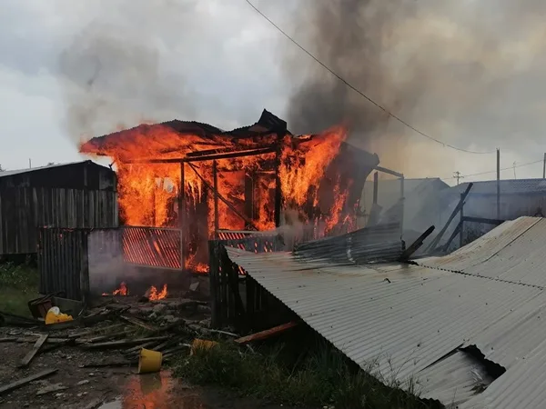 Voraz incendio destruyó dos humildes viviendas en Tumaco y dos familias lo perdieron todo