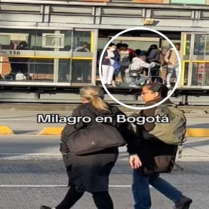 La viral "recuperación milagrosa" del hombre en caminador colándose en el Transmilenio