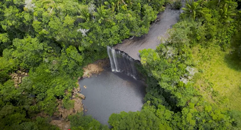 Una de las cascadas más impresionantes de Mesetas, Meta, un destino ideal para los amantes del ecoturismo