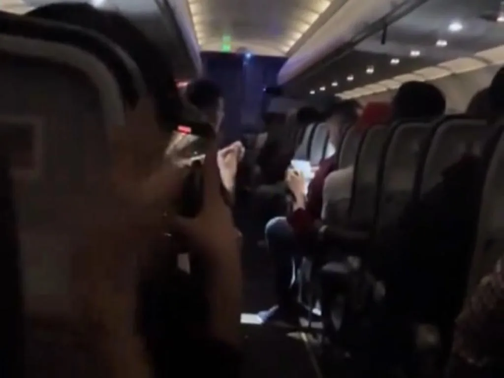 Los reportes los han hecho en sus redes, viajeros colombianos que iban en el vuelo, en el que se hizo la novena de navidad. Hay debate.