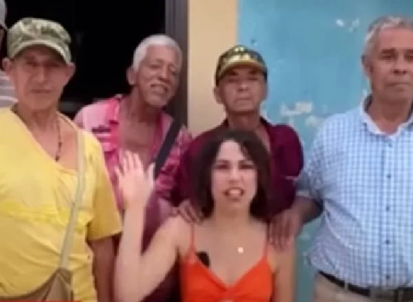 Mujer asegura que tiene de novios a 'viejitos' pensionados.
