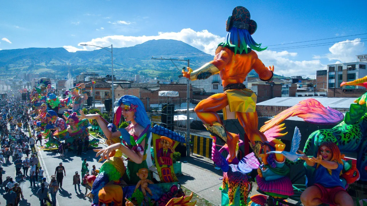 Las majestuosas carrozas que llenaron de arte y color al pasaje del Carnaval