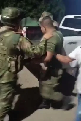Los uniformados son traslados hasta el centro médico más cercano.
