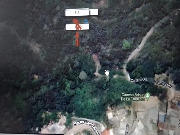 Joven iba con su perro y rodó por el cerro de La Bandera en Cali, con cuerdas adelantan rescate