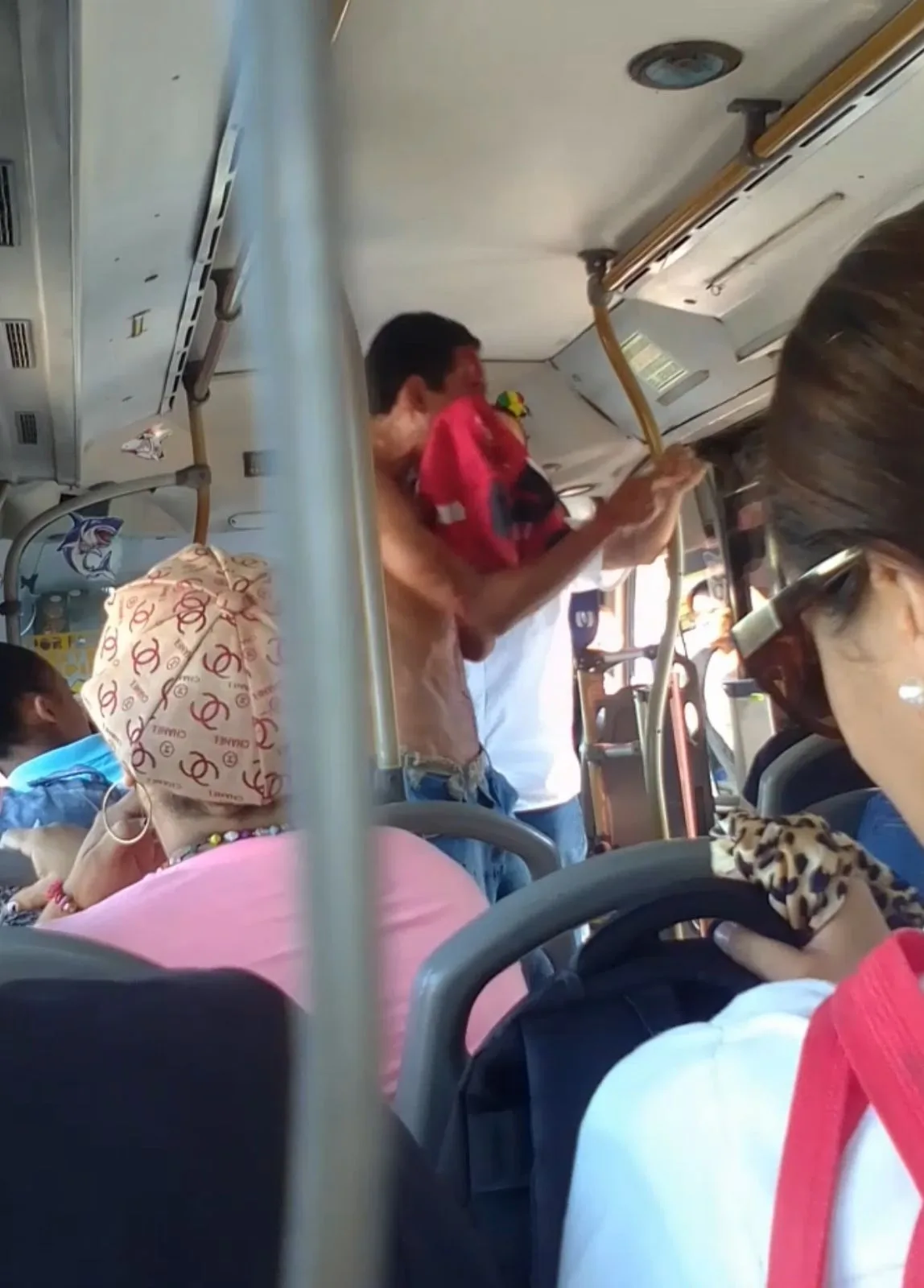 Tremendo susto, se subió herido a pedir plata en el bus: "¡Ni para una maldi*# empanada!", en Barranquilla