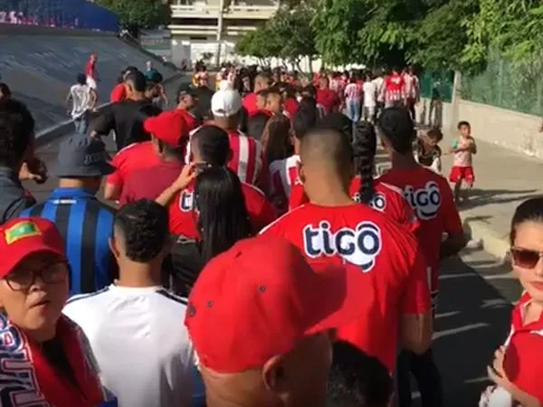 Largas filas para entrar al Metropolitano para ver jugar a Junior en su aniversario 98