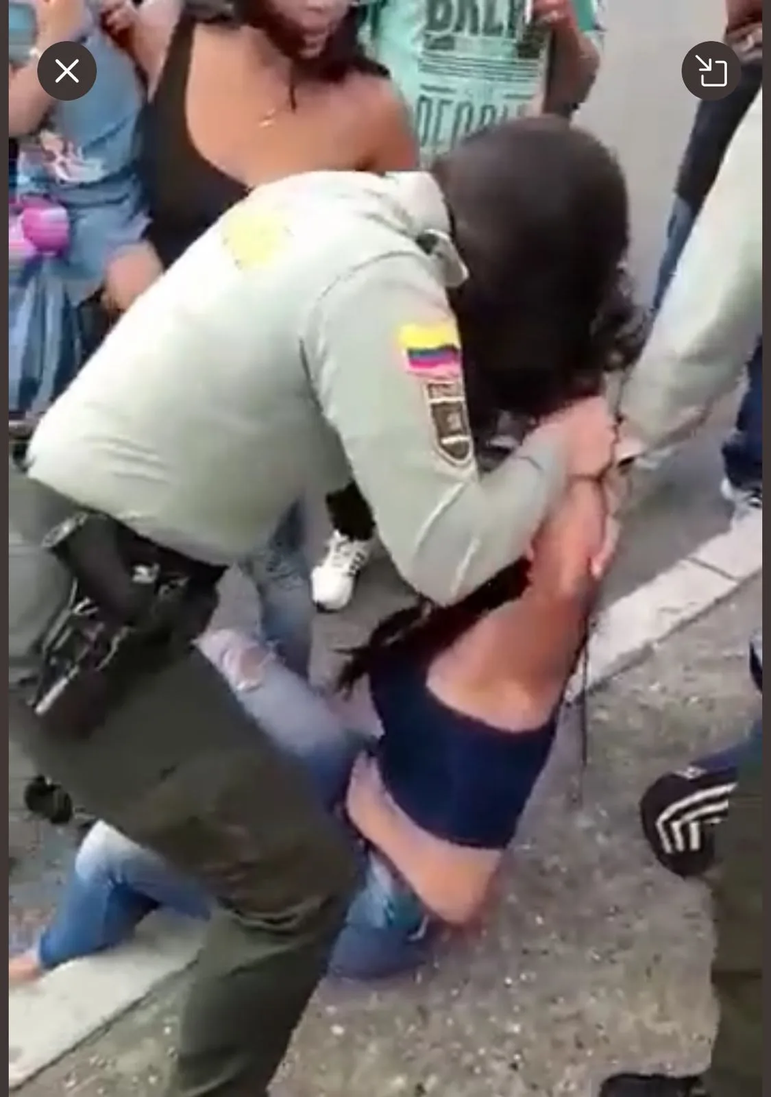 mechoneada en Montenegro patrullera y mujer
