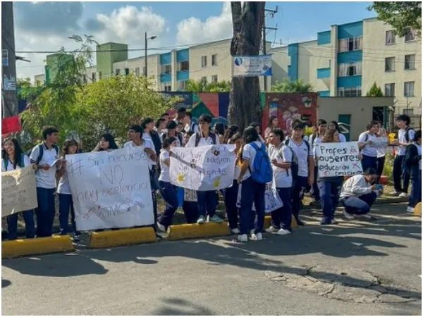 «No tenemos docentes»: padres de familia y estudiantes del colegio José María Carbonell