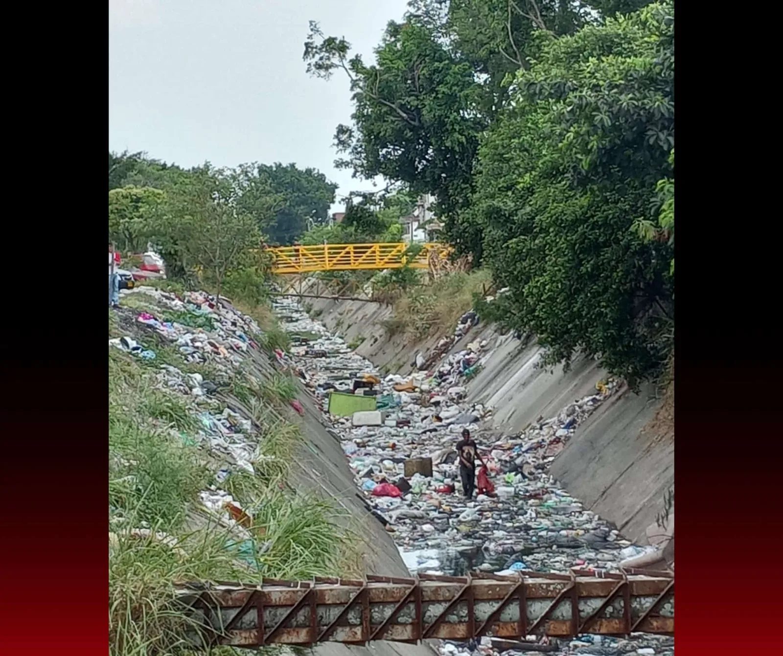"Eso es cochinada ciudadana": Recogen los desechos y no dura una semana limpio, canal de Santa Elena