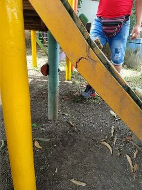 Madres de familia denuncian al mal estado de una escuela en el barrio Salomia