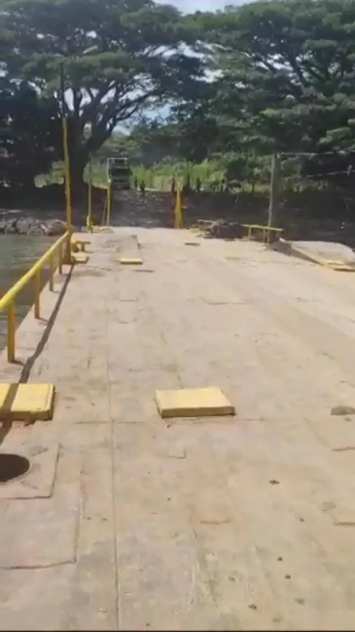 puente flotante en la Tebaida río la vieja