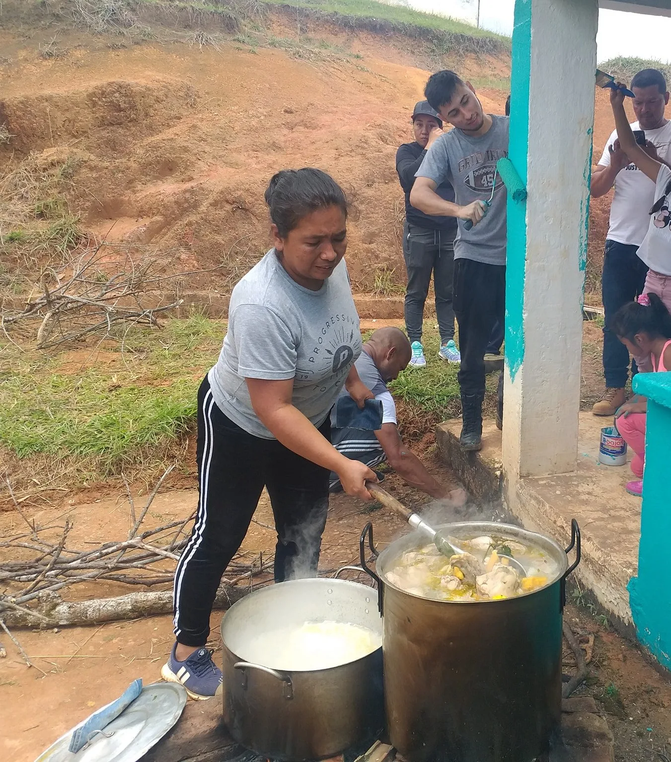 La comunidad de Alto Vélez hizo un Sancocho en medio de la jornada de recuperación del centro educativo
