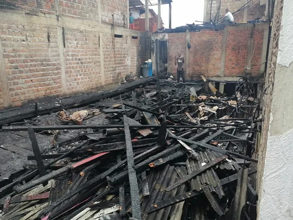 Voraz incendio destruyó dos viviendas en Tumaco: bomberos fueron agredidos ante demoras