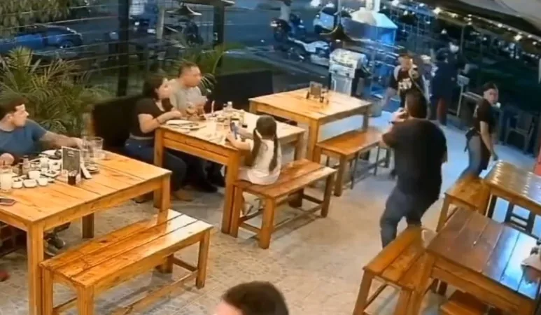 En video quedó robo a mano armada a un comensal en un restaurante de Jamundí.