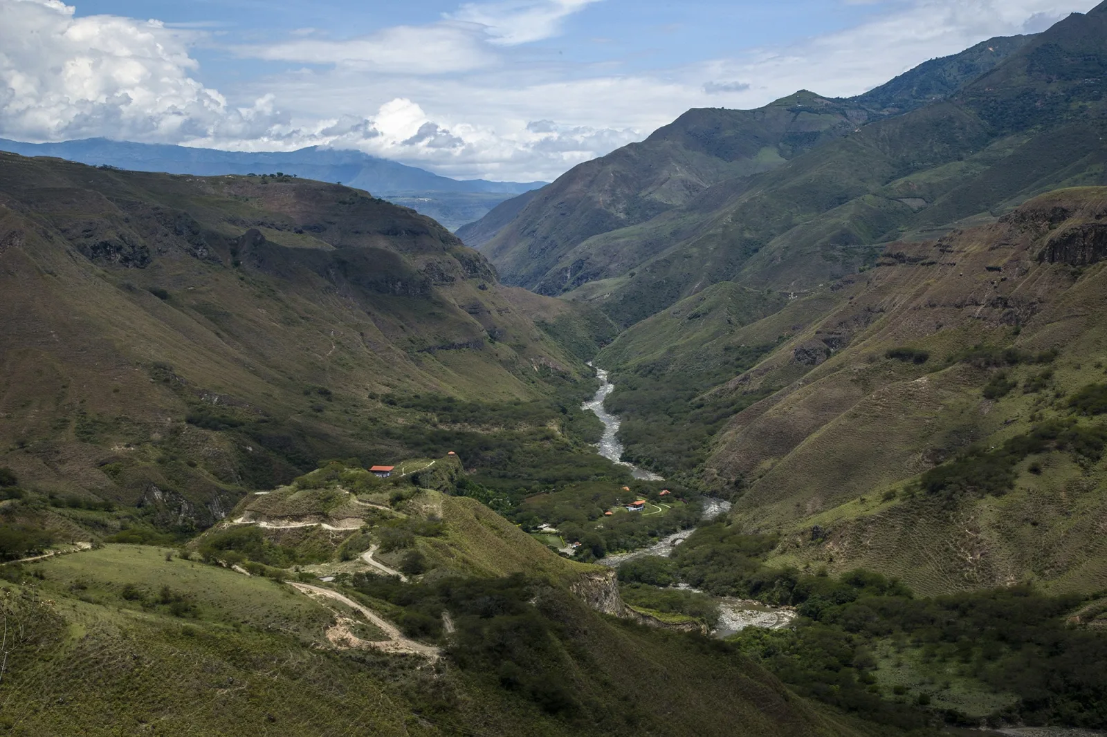 Vehículo cayó al Río Juanambú y se desconocen cuantas personas iban