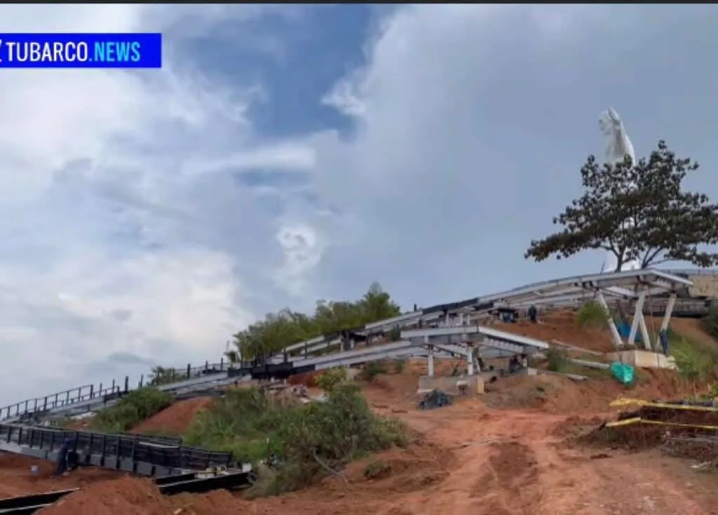 Senderos elevados para llegar al monumento de Cristo Rey