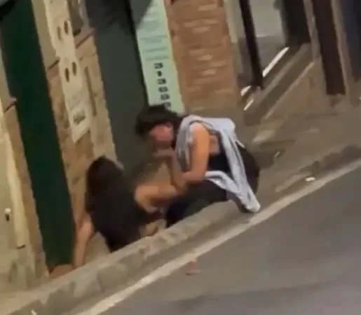 Una mujer agarró a cachetadas y patadas a un hombre en una concurrida vía.