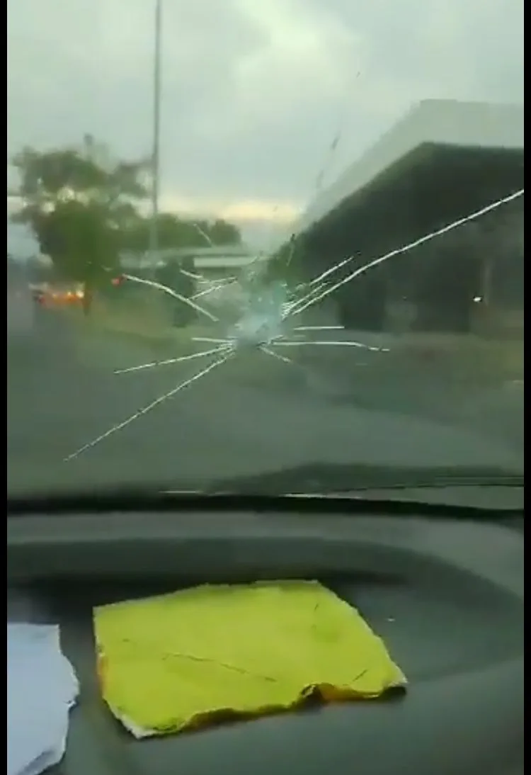 Un detenido por pinchar llantas y un panorámico de un taxi roto por "no sumarse al paro" de taxistas en Cali