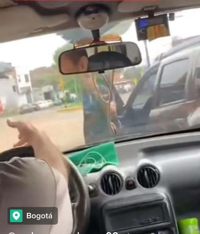 taxista hablando por celular