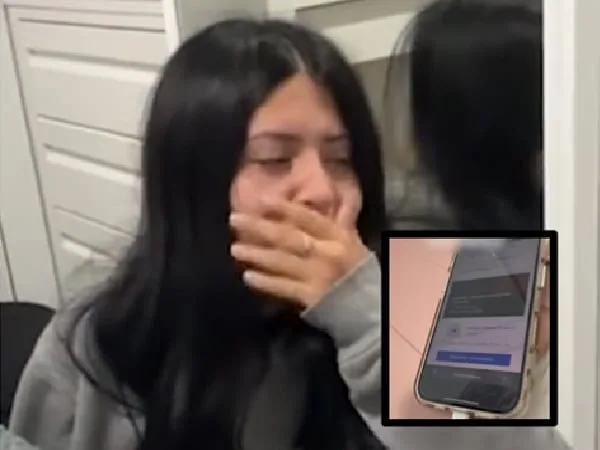 Joven que compró boletos para concierto.
