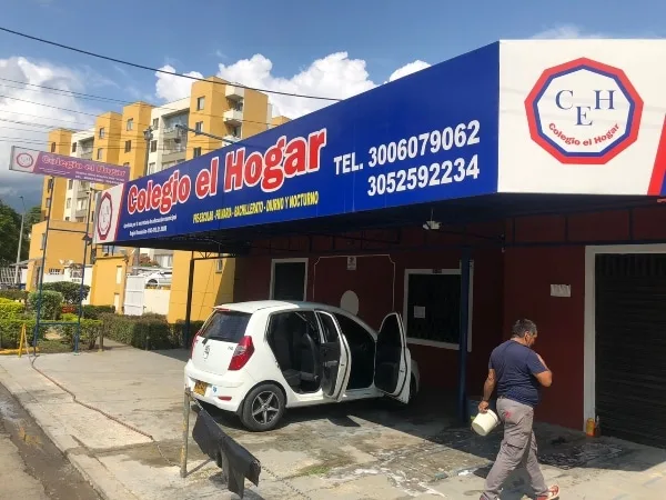Hombres armados robaron $60 millones en equipos, dinero y celulares en un colegio de Cali.